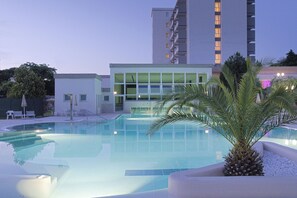 Inomhuspool och utomhuspool