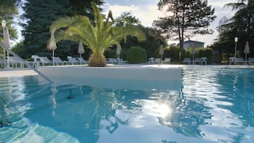 Piscine couverte, piscine extérieure