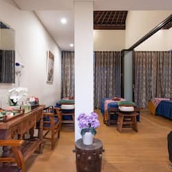 Salas de tratamiento para parejas, sauna y tina de hidromasaje
