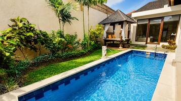 Villa familiare, 2 camere da letto, piscina privata (Free Shuttle to Seminyak Village) | 1 camera, minibar, una cassaforte in camera, una scrivania