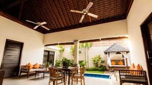 Familievilla, 2 soverom, privat basseng (Free Shuttle to Seminyak Village) | Oppholdsområde | En 40-tommers Flatskjerm-TV med Parabol-TV samt LCD-TV og DVD-spiller