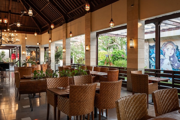 Frokost, lunsj og middag serveres, utsikt mot bassenget