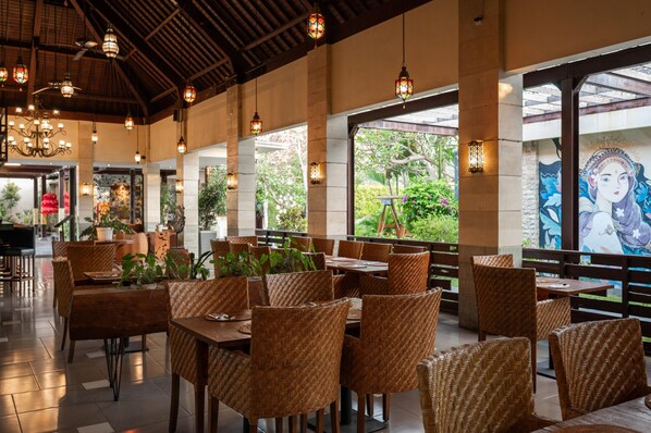Breakfast, lunch, dinner served; pool views - Aldeoz Grand Kancana Villa Bali (Seminyak)
