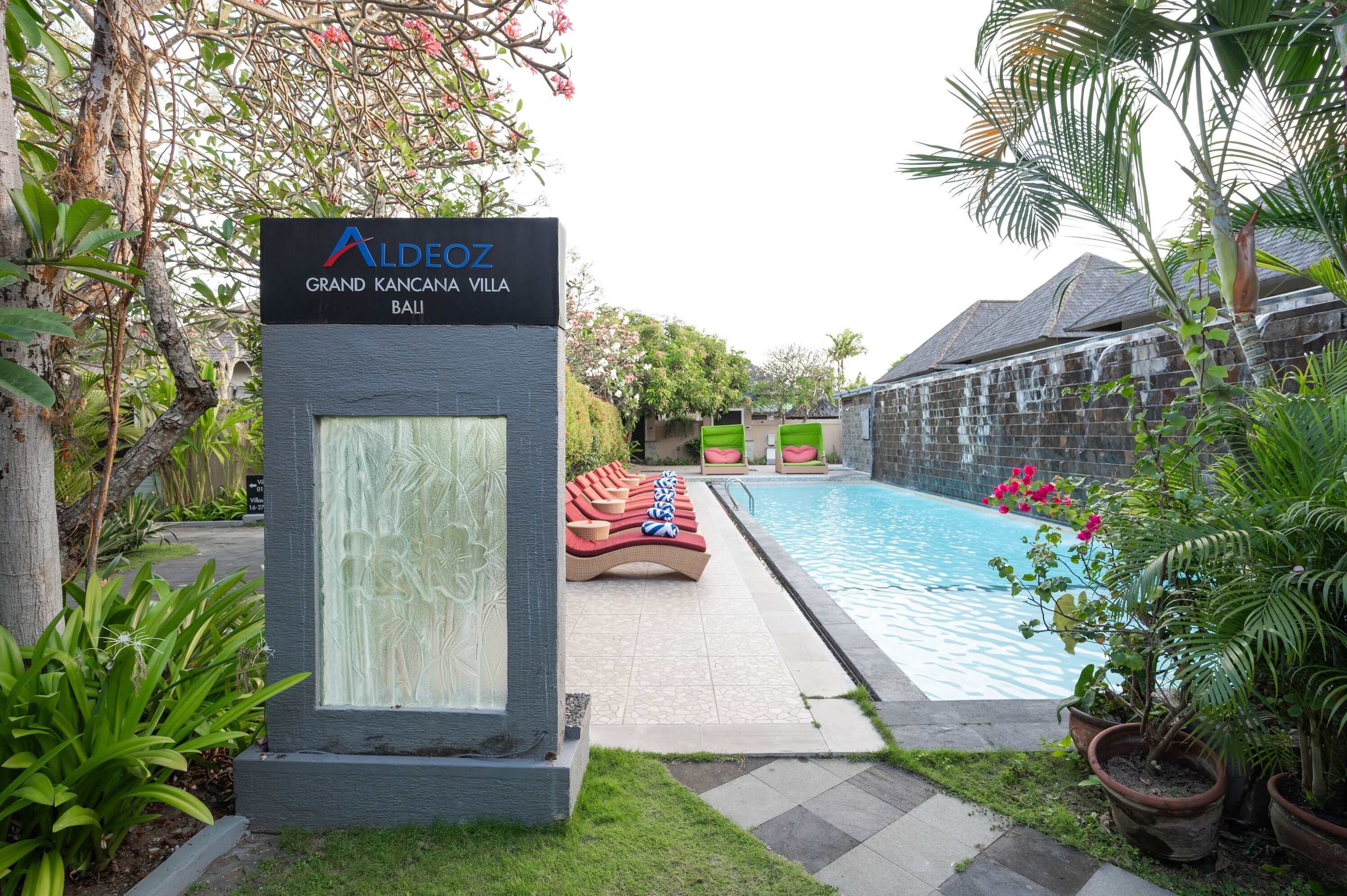 Udendørs pool, parasoller, liggestole