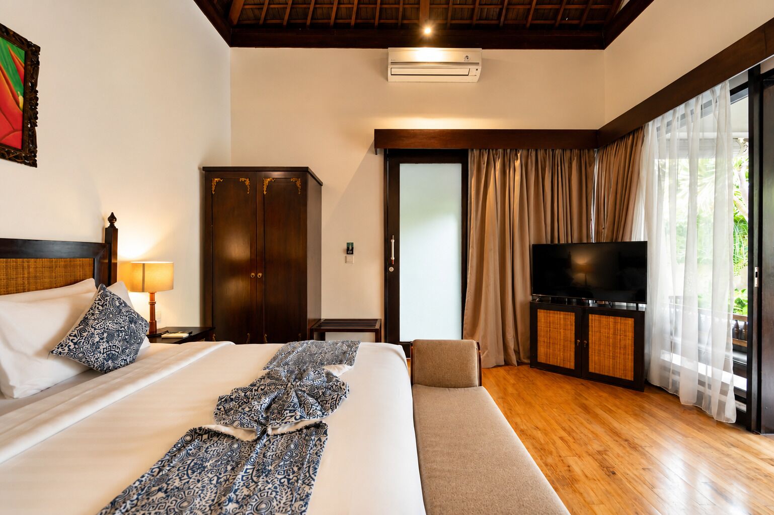1 quarto, frigobar, cofres nos quartos, escrivaninha