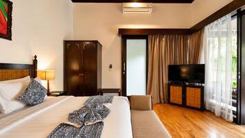 1 quarto, frigobar, cofres nos quartos, escrivaninha