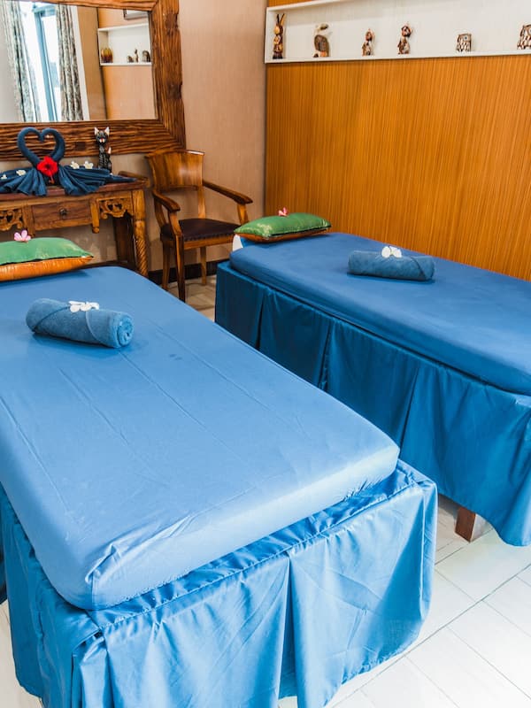 Salas de tratamiento para parejas, sauna y tina de hidromasaje