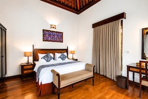 วิลล่าสำหรับครอบครัว, 2 ห้องนอน, สระว่ายน้ำส่วนตัว (Free Shuttle to Seminyak Village) | 1 ห้องนอน, มินิบาร์, ตู้นิรภัยในห้องพัก, โต๊ะทำงาน