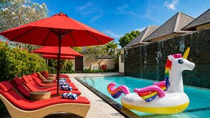 Outdoor pool, pool umbrellas, pool loungers - Aldeoz Grand Kancana Villa Bali (Keroboken Kelod)
