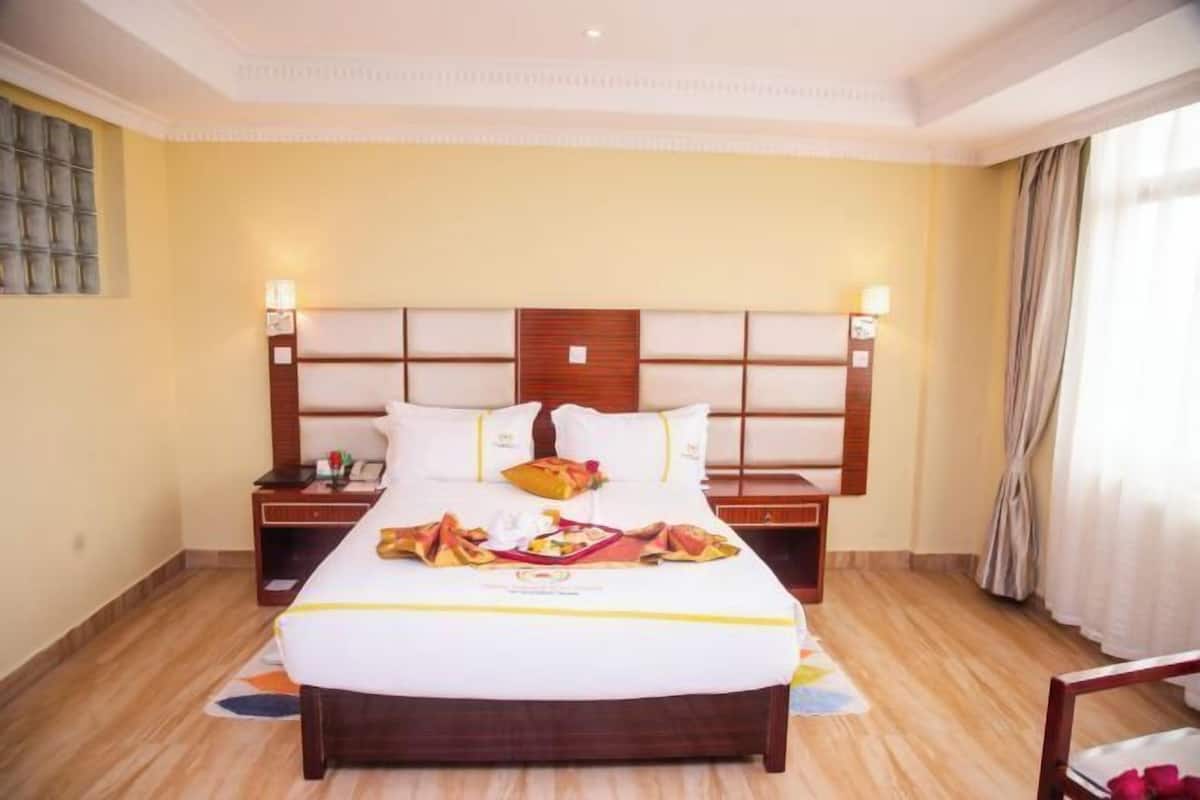 Roupas de cama de algodão egípcio, cofres nos quartos, escrivaninha