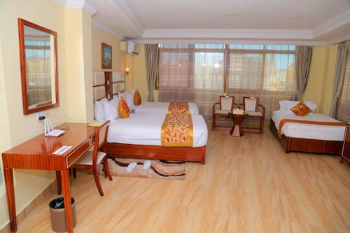 Grand Triple Room | Egyptian cotton sheets, in-room safe, desk, blackout drapes