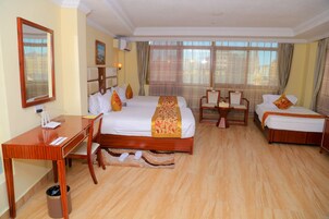 特级三人房 | 埃及棉床单、客房内保险箱、办公桌、遮光窗帘