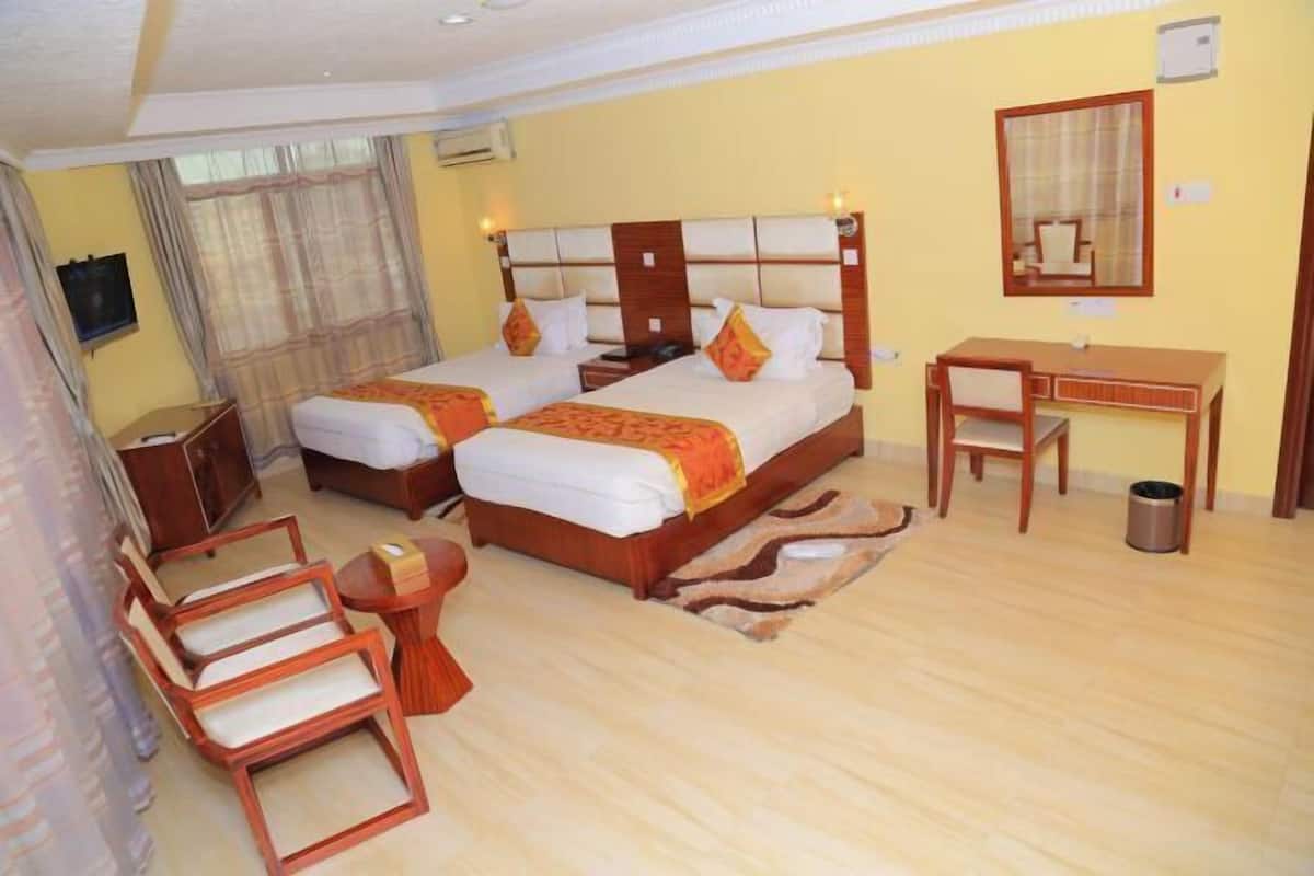 Roupas de cama de algodão egípcio, cofres nos quartos, escrivaninha
