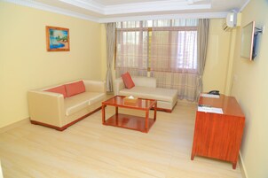 埃及棉床单、客房内保险箱、办公桌、遮光窗帘