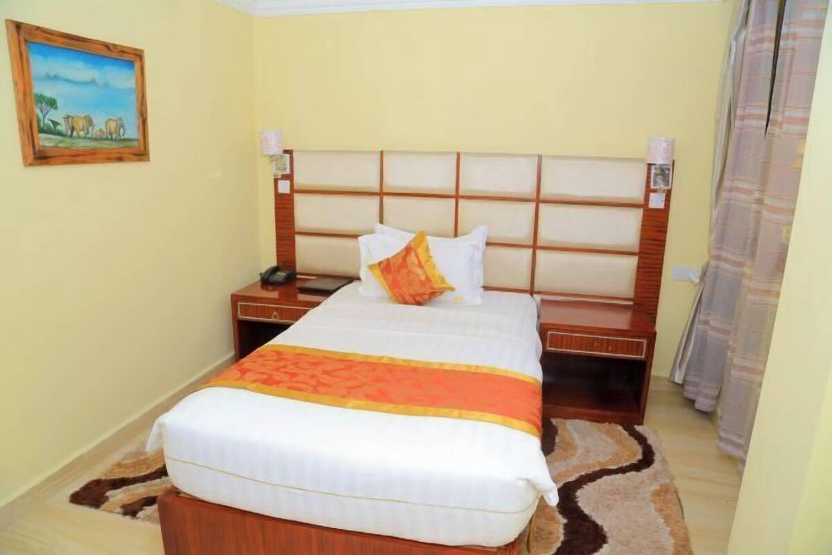 Egyptian cotton sheets, in-room safe, desk, blackout curtains