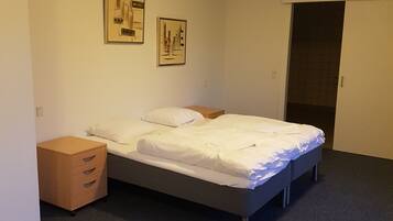 Basic dubbelrum - tillgänglighetsanpassat - pentry (max 4 person) | Skrivbord, arbetsyta för laptop, strykjärn/strykbräda och gratis wi-fi