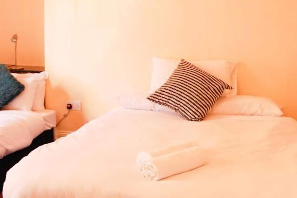 Kamar Twin, kamar mandi umum | Meja kerja, tempat tidur bayi gratis, Wi-Fi gratis, dan seprai linen