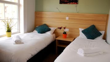 Schreibtisch, kostenlose Babybetten, kostenloses WLAN, Bettwäsche