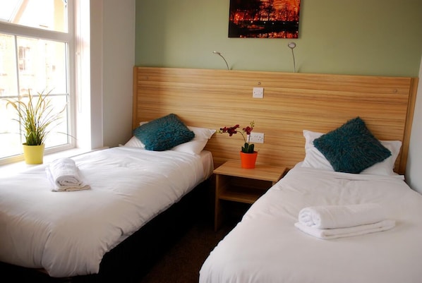 Schreibtisch, kostenlose Babybetten, kostenloses WLAN, Bettwäsche