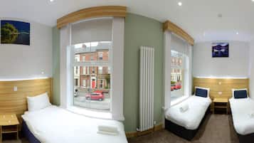 Quadruple Room | Desk, free cribs/infant beds, free WiFi, bed sheets