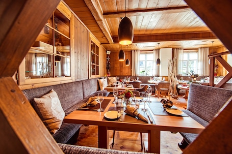 Se sirven cenas y cocina local, restaurante con mesas al aire libre . Landgasthof & Hotel Gentner