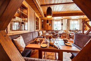 Dinner served, local cuisine, alfresco dining 