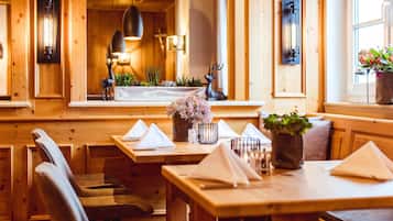 Serveert diner, lokale gerechten, openlucht dineren