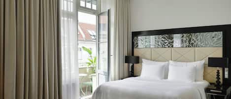 Habitación superior, 1 cama King size, balcón | Ropa de cama de alta calidad y minibar