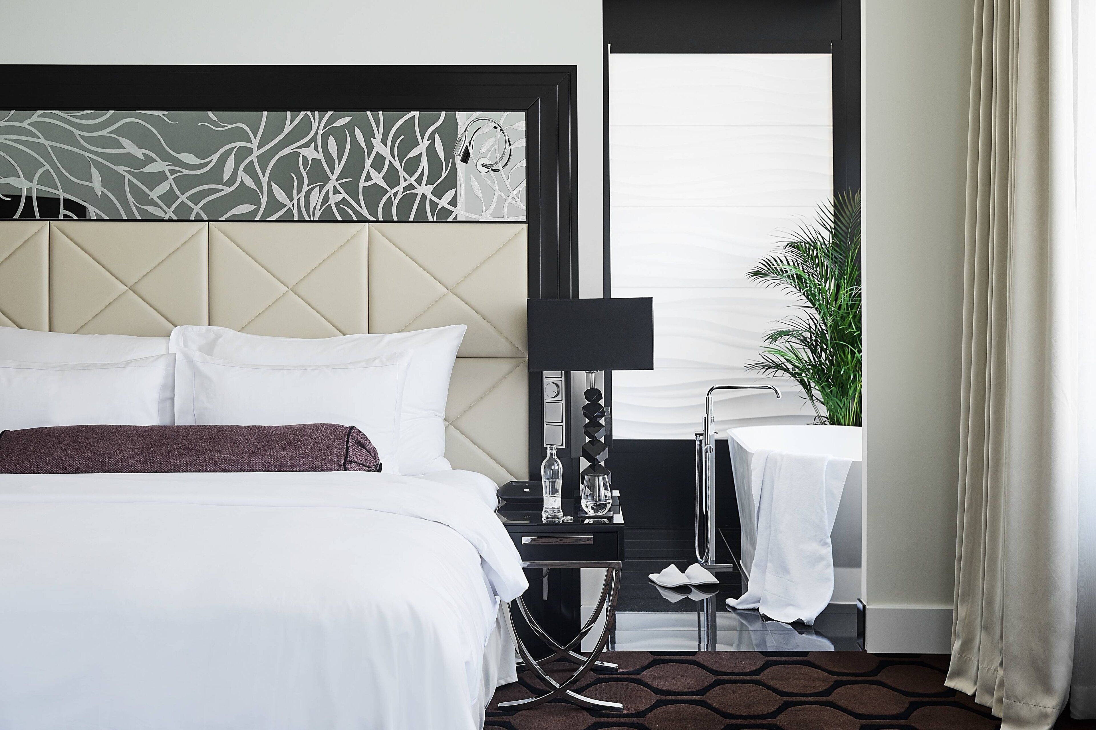 junior suite, 1 bedroom, non smoking | 1 bedroom, premium bedding, minibar, in-room safe