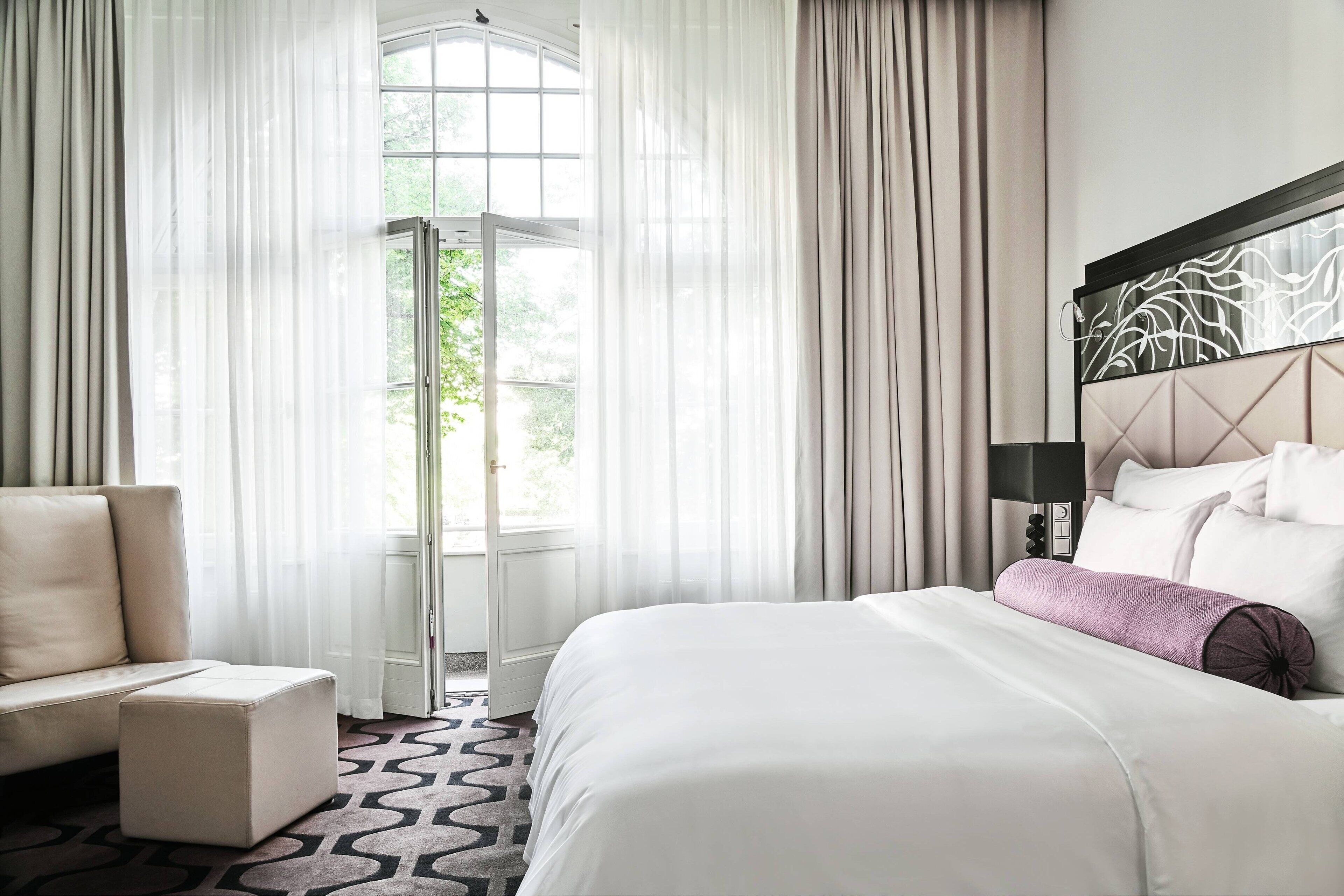 Superior-værelse - 1 kingsize-seng - balkon | Premium-sengetøj, minibar, pengeskab på værelset, skrivebord