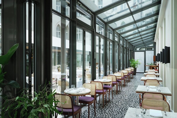 Melayani sarapan, makan siang, makan malam; sajian masakan Prancis