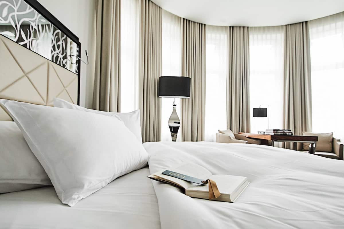 Junior suite, 1 slaapkamer, niet-roken | 1 slaapkamer, luxe beddengoed, een minibar, een kluis op de kamer