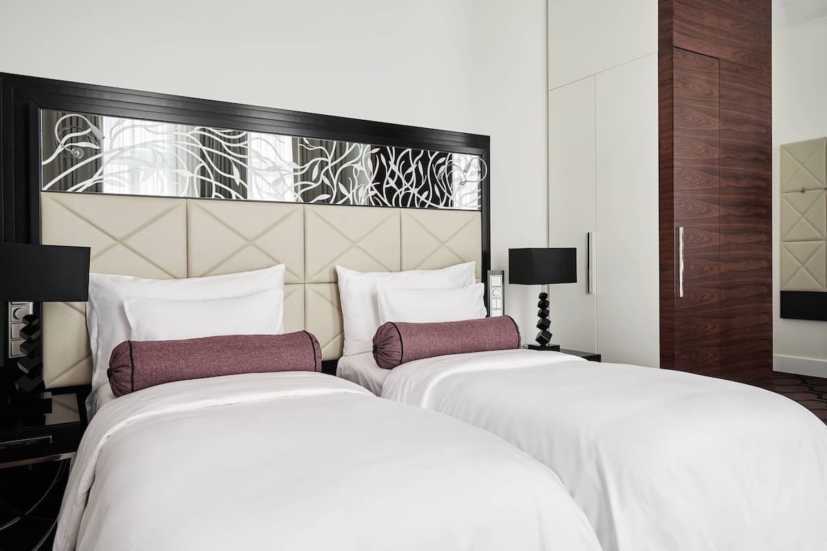 Deluxe kamer, 2 eenpersoonsbedden, niet-roken | 1 slaapkamer, luxe beddengoed, een minibar, een kluis op de kamer