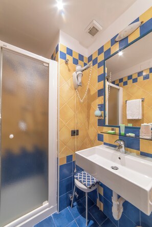 Habitación triple | Baño | Regadera, secadora de cabello, bidet 