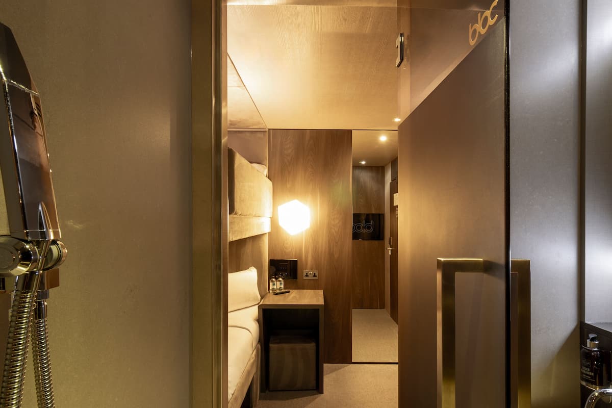 basic single room | egyptian cotton sheets, premium bedding, soundproofing, free wifi