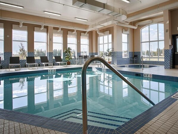 Indoor pool, sun loungers - Days Inn by Wyndham Redwater (Redwater)