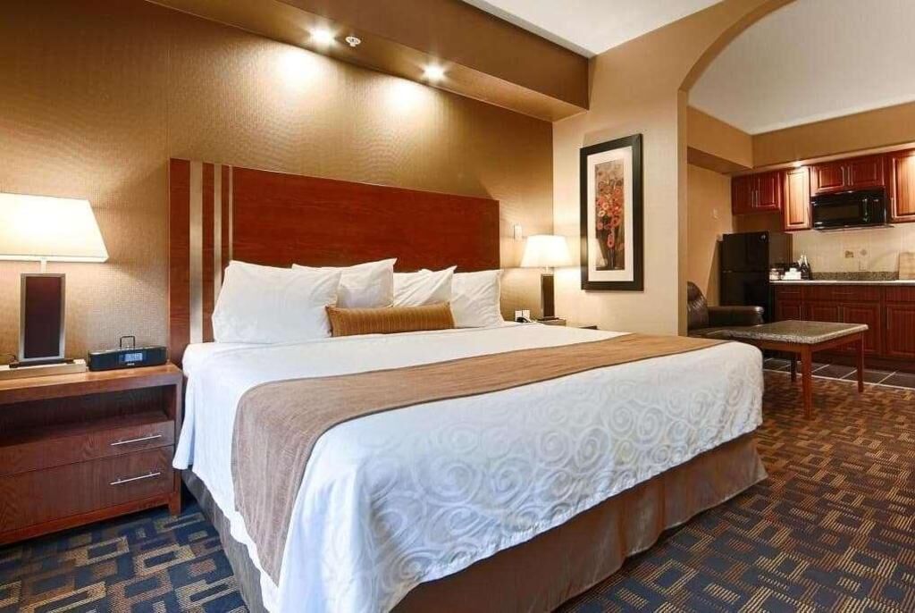 خزنة داخل الغرفة ومكتب ومكواة/لوح كي وواي فاي مجانًا