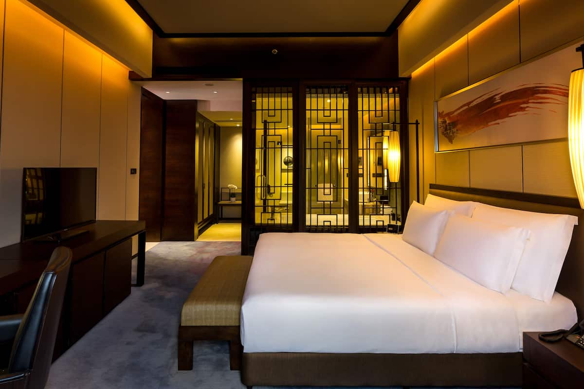 1 bedroom suite dining | 1 bedroom, minibar, in-room safe, desk