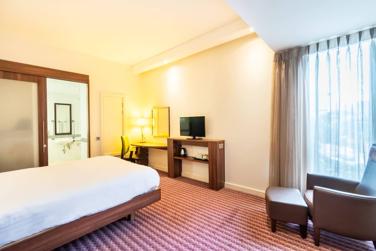 In-room safe, laptop workspace, blackout drapes, iron/ironing board