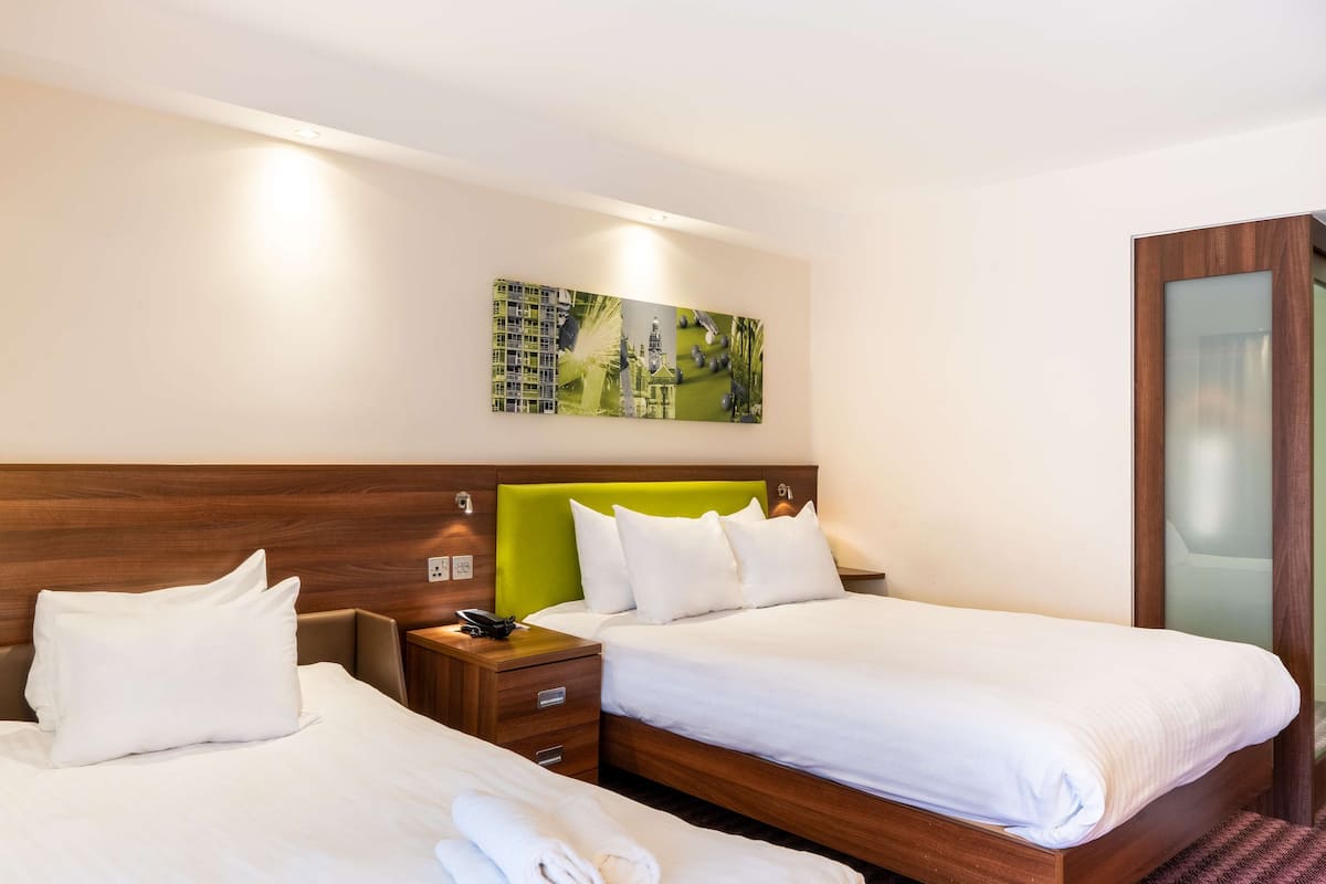Twin Room, 2 Twin Beds | In-room safe, laptop workspace, blackout drapes, iron/ironing board