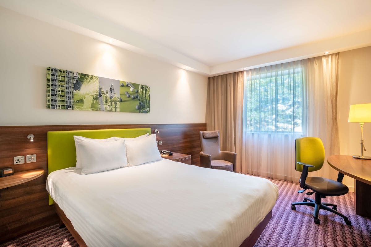 Room, 1 Queen Bed | In-room safe, laptop workspace, blackout drapes, iron/ironing board