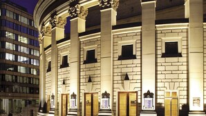 A grand building with classical architecture, featuring columns and a central entrance. - Hampton By Hilton Sheffield (Sheffield)