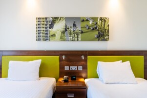 Kamar Twin, 2 Tempat Tidur Twin | Brankas, ruang kerja ramah laptop, dan tirai kedap cahaya