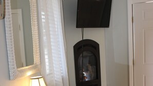 Fireside Jacuzzi Queen Room First Floor Only | Laptop workspace, iron/ironing board, WiFi (free) - Red Horse Inn (Falmouth)