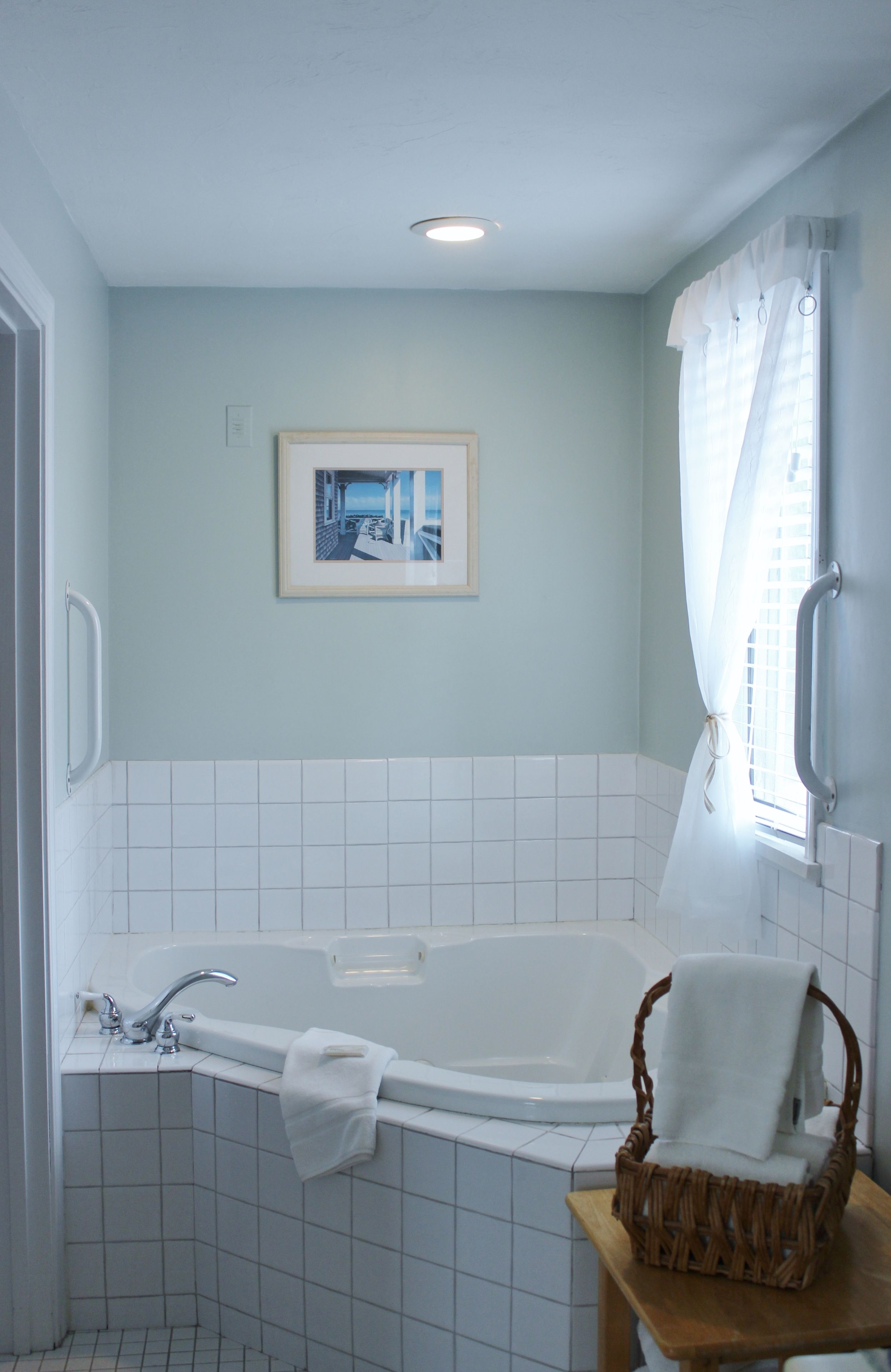 room, 1 queen bed, fireplace | jetted bathtub