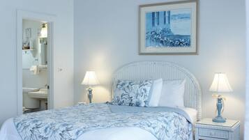 Stuga - 1 queensize-säng | Individuell inredning, unika möbler och arbetsyta för laptop