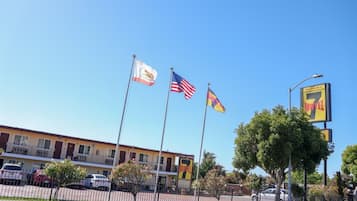 Located on a quiet street, this motel offers a welcoming atmosphere with a clear view of the surrounding area.