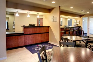 Lobby - Cobblestone Hotel & Suites - Newton (Newton)