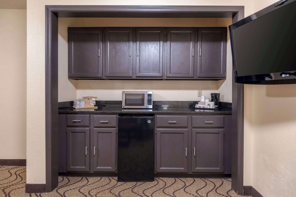 Suite, 1 King Bed, Non Smoking, Microwave | Premium bedding, iron/ironing board, rollaway beds (surcharge)