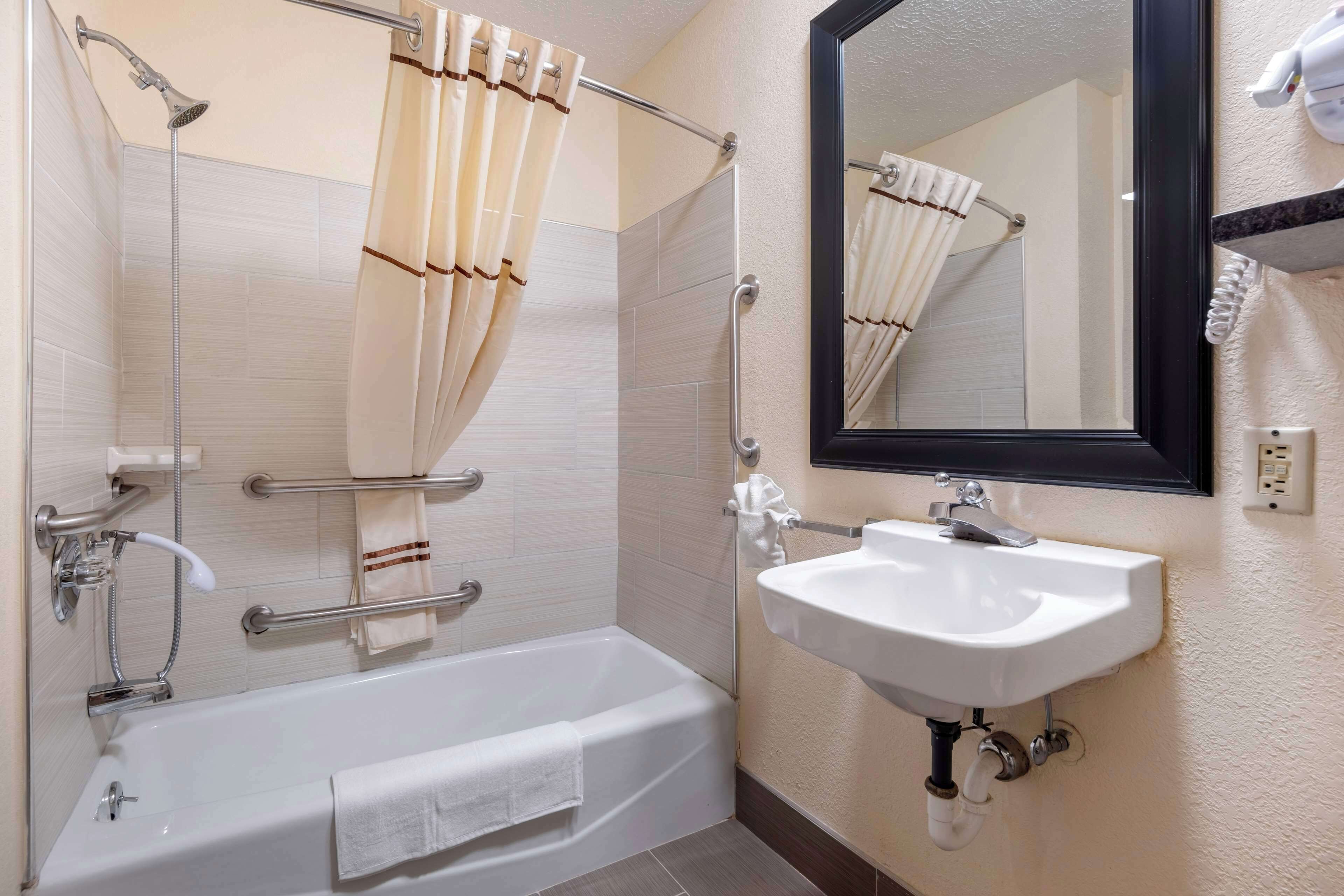 standard room, 2 queen beds, accessible, bathtub | bathroom | combined shower/bathtub, free toiletries, hair dryer, towels